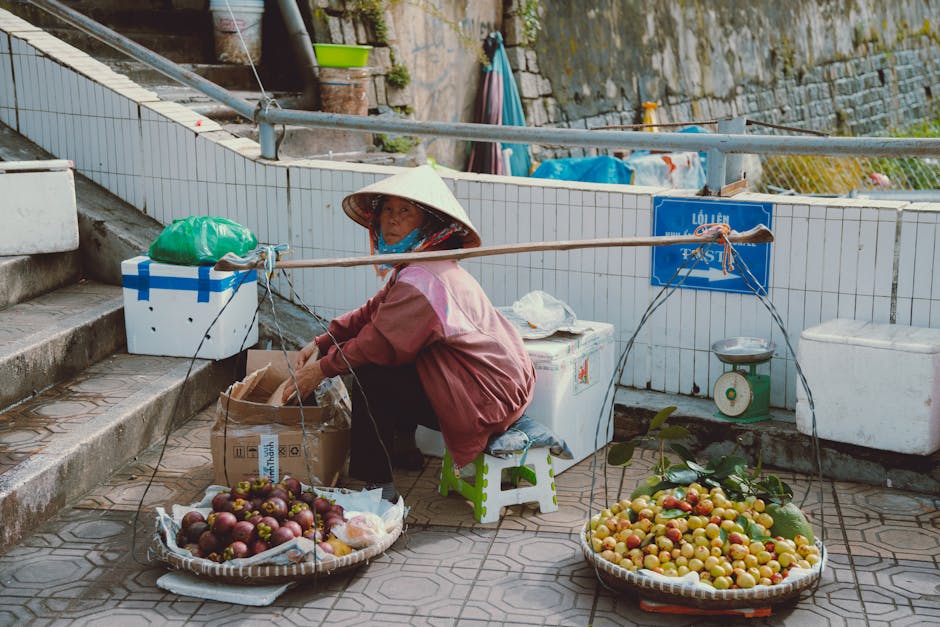 Persona cortando hielo en un lago